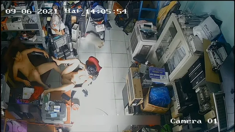 Vợ Chồng yêu Nắc nhau trong của củ khoải máy tính